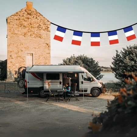 Frankreichflaggen, Wohnmobil, Markise, Frau, altes Haus